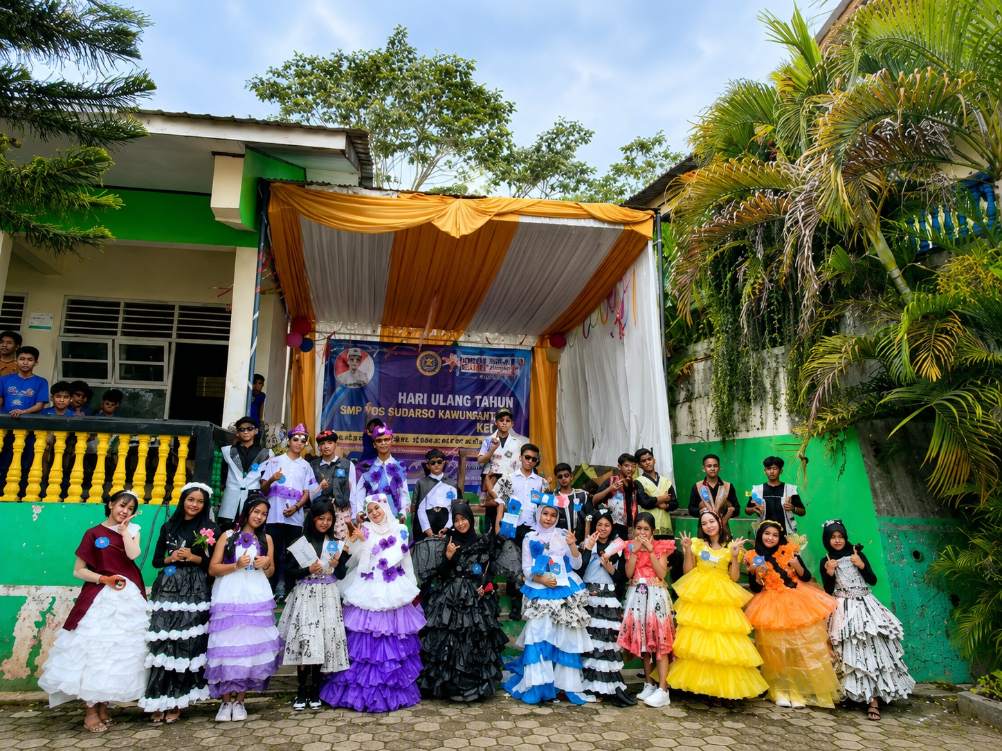 Kreasi Busana dalam Rangka Hari Ulang Tahun Sekolah